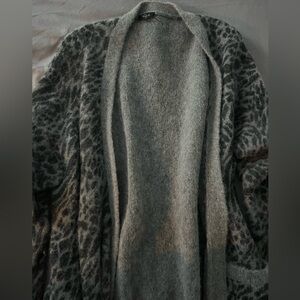 Rails Oslo gray animal print cardigan sweater
PREOWNED/USED